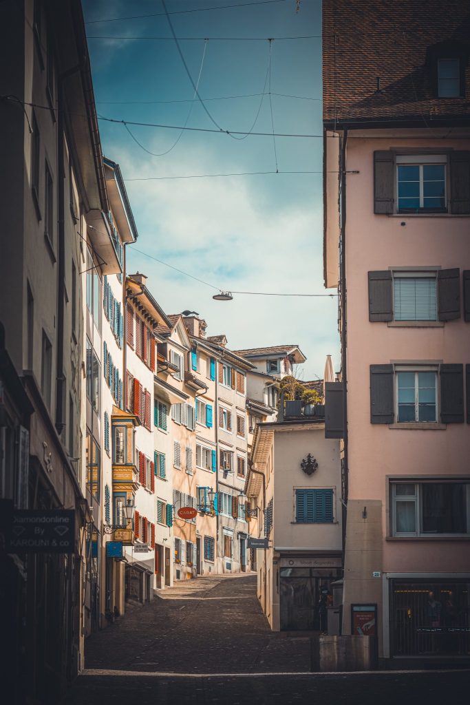 How to Build a Solo Trip Around Walkable Districts