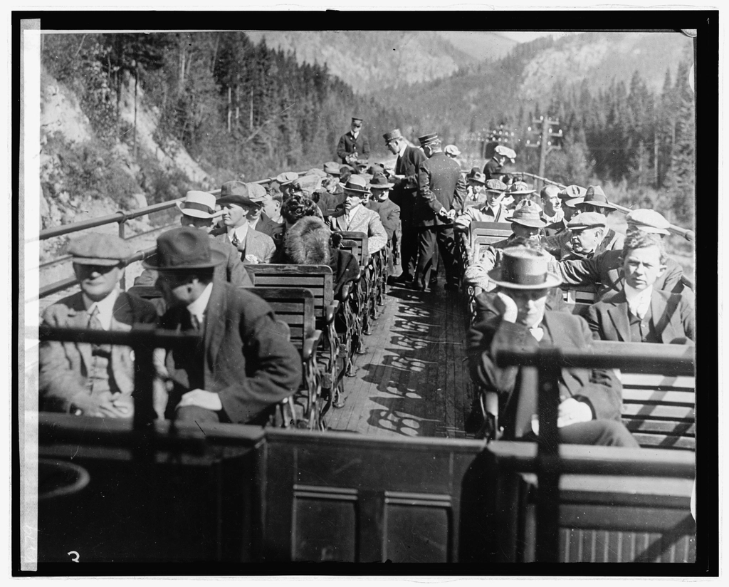 How to Build a Short Escape Around One Strong Theme